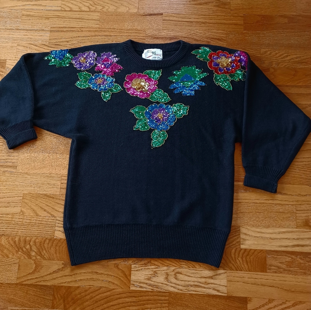 You are going to attract attention in this vintage size medium sequined sweater
